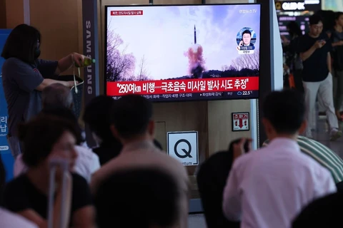 Người dân theo dõi vụ phóng tên lửa của Triều Tiên qua truyền hình tại Seoul (Hàn Quốc), ngày 26/6/2024. (Ảnh: Yonhap/TTXVN)