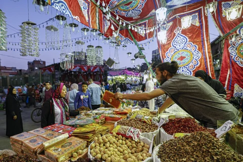 Người dân mua sắm tại một chợ ở Cairo (Ai Cập). (Ảnh: AFP/TTXVN)