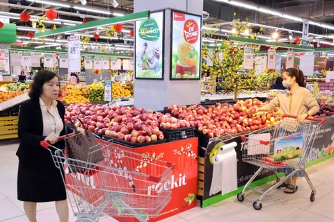 Người dân mua sắm tại siêu thị WinMart Võ Thị Sáu, quận Hai Bà Trưng (Hà Nội). (Ảnh: Trần Việt/TTXVN)