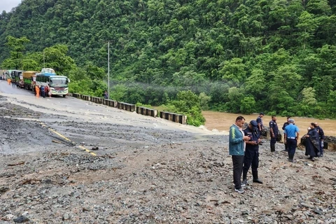 Các phương tiện mắc kẹt trên đường cao tốc sau trận lở đất tại huyện Chitwan (Nepal), ngày 12/7/2024. (Ảnh: THX/TTXVN)