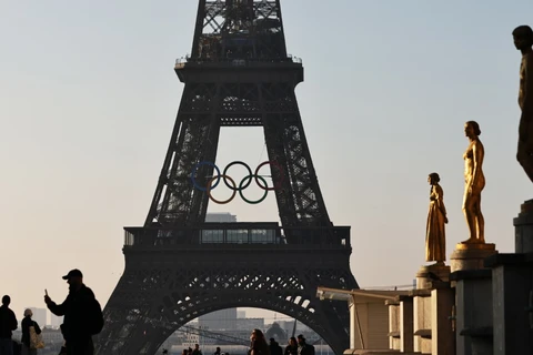 Biểu tượng Olympic được dựng trên tháp Eiffel ở Thủ đô Paris (Pháp), ngày 7/6/2024. (Ảnh: THX/TTXVN)