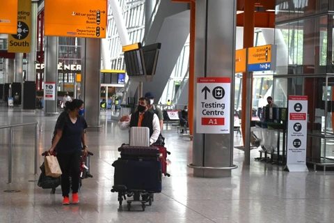 Hành khách tại sân bay Heathrow ở Thủ đô London (Anh). (Ảnh: AFP/TTXVN)