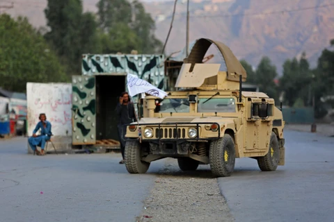 Lực lượng an ninh Taliban gác tại khu vực biên giới giữa Afghanistan và Pakistan ở Torkham, hồi tháng Chín năm ngoái. (Ảnh: AFP/TTXVN)