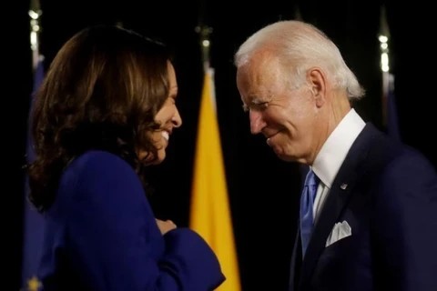 Ông Joe Biden (phải) và bà Kamala Harris liên danh trong cuộc vận động tranh cử Tổng thống Mỹ 2020 ở Wilmington, Delaware, ngày 12/8/2020. (Ảnh: Reuters/TTXVN)