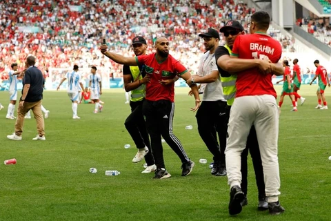 Cảnh hỗn loạn trong trận đấu mở màn Thế Vận hội giữa Argentina và Maroc. (Nguồn: Sky News)