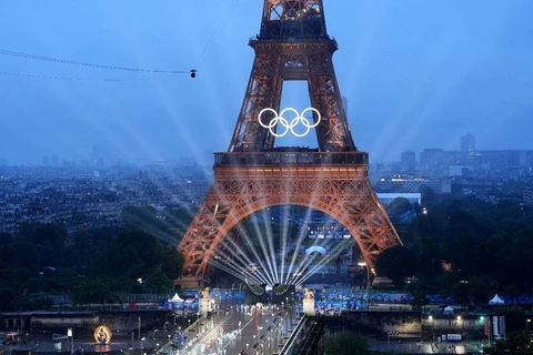 Màn trình diễn ánh sáng tại khu vực Tháp Eiffel trong Lễ Khai mạc Olympic Paris 2024. (Ảnh: THX/TTXVN)