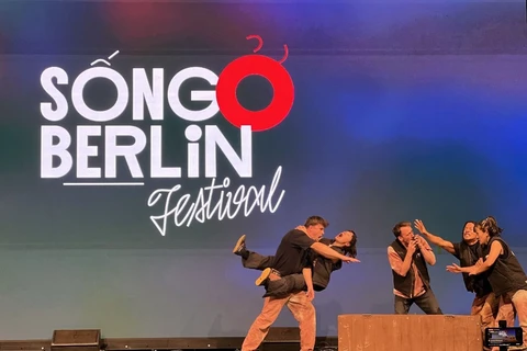 Một tiết mục âm nhạc tại lễ hội "Sống ở Berlin" tổ chức tại Trung tâm thương mại Đồng Xuân. (Ảnh: Phương Hoa/TTXVN)