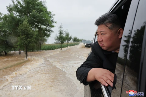 Hãng Thông tấn Trung ương Triều Tiên (KCNA) đưa tin Nhà lãnh đạo Kim Jong-un ngày 28/7 đã đi thị sát các khu vực gần biên giới nước này với Trung Quốc đang bị ảnh hưởng do lũ lụt. (Ảnh: KCNA/TTXVN)