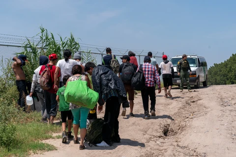 Người di cư vượt biên từ Mexico vào Mỹ tại Eagle Pass, bang Texas (Mỹ) hồi năm ngoái. (Ảnh minh họa: AFP/TTXVN)