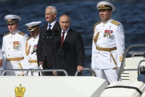 Tổng thống Nga Vladimir Putin (giữa) tại Lễ Duyệt binh kỷ niệm ngày Hải quân Nga ở Saint Petersburg, ngày 28/7/2024. (Ảnh: Getty Images/TTXVN)