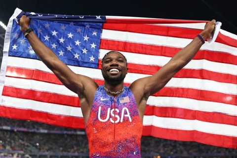 Noah Lyles ăn mừng chiến thắng giành huy chương Vàng ở nội dung chung kết 100m nam. (Nguồn: Getty Images/CNN)