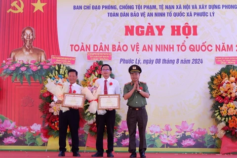 Trao Bằng khen của Bộ Công an cho tập thể có thành tích xuất sắc trong phong trào toàn dân bảo vệ an ninh Tổ quốc. (Ảnh: Đức Hạnh/TTXVN)