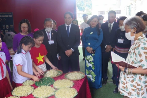 Công chúa Thái Lan Maha Chakri Sirindhorn cùng Đoàn đại biểu tham quan, trải nghiệm một số hoạt động tại Trường Tiểu học Nam Cường. (Ảnh: Hương Thu/TTXVN)