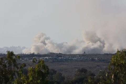 Khói bốc lên sau cuộc không kích của Israel xuống Dải Gaza ngày 20/8/2024. (Ảnh: THX/TTXVN)