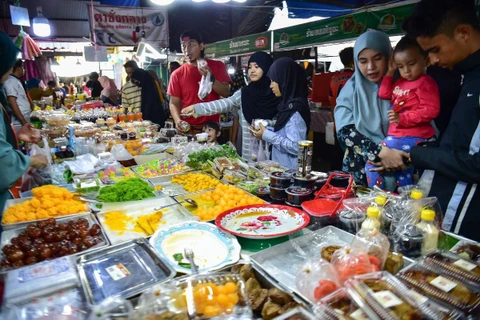 Người dân mua thực phẩm tại khu chợ ở Narathiwat (Thái Lan). (Ảnh: AFP/TTXVN)