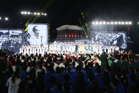 Tiết mục “Ai yêu Bác Hồ Chí Minh hơn thiếu niên nhi đồng” và “Ca ngợi Hồ Chủ tịch” trong chương trình chính luận nghệ thuật đặc biệt “Lời Người để lại,” diễn ra trên Quảng trình Ba Đình tối 30/8 vừa qua. (Ảnh: Lâm Khánh/TTXVN)