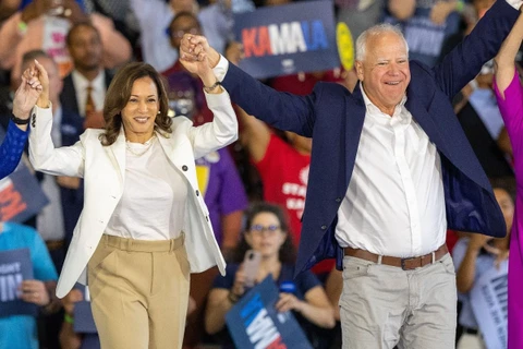 Phó Tổng thống Mỹ Kamala Harris (trái) và ứng viên liên danh tranh cử Tim Walz trong cuộc vận động bầu cử ở Detroit, bang Michigan, ngày 7/8/2024. (Ảnh: THX/TTXVN)