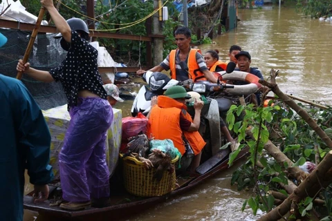 Người dân bãi giữa và ở mép bờ sông Hồng đưa tài sản, đồ đạc và vật nuôi vào bờ, sơ tán tại địa bàn phường Yên Phụ (quận Tây Hồ), Phúc Xá (quận Hoàn Kiếm). (Ảnh: Huy Hùng/TTXVN)