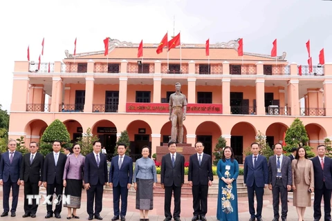 Tổng Bí thư, Chủ tịch nước Cộng hòa Dân chủ Nhân dân Lào Thongloun Sisoulith và Phu nhân Naly Sisoulith cùng đồng chí Nguyễn Văn Nên, Ủy viên Bộ Chính trị, Bí thư Thành ủy Thành phố Hồ Chí Minh tại Bảo tàng Hồ Chí Minh chi nhánh Thành phố Hồ Chí Minh. (Ảnh: Xuân Khu/TTXVN)