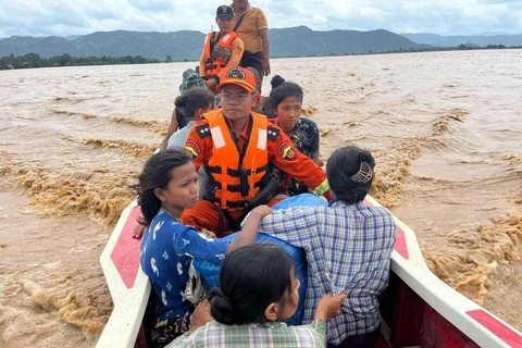 Lực lượng cứu hộ sơ tán người dân khỏi vùng ngập lụt tại Nay Pyi Taw (Myanmar), ngày 13/9/2024. (Ảnh: THX/TTXVN)