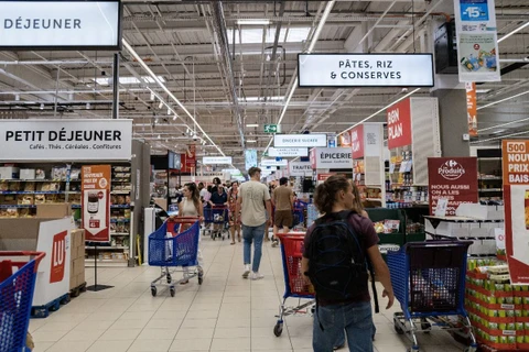 Khách hàng mua sắm tại một siêu thị ở Toulouse (Pháp). (Ảnh: AFP/TTXVN)