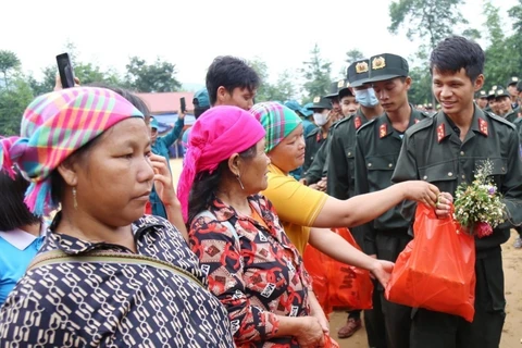 Bà con nhân dân xã Nậm Lúc, huyện Bắc Hà (Lào Cai) tặng quà cho lực lực lượng tìm kiếm, cứu hộ khi kết thúc nhiệm vụ, ngày 25/9/2024. (Ảnh: TTXVN phát)