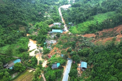 Tuyến giao thông huyết mạch Quốc lộ 2 Hà Giang-Tuyên Quang và đi các tỉnh bất ngờ bị hàng nghìn m3 đất đá sạt lở tràn xuống mặt đường gây sạt lở nghiêm trọng vào sáng 29/9 vừa qua. (Ảnh: TTXVN phát)