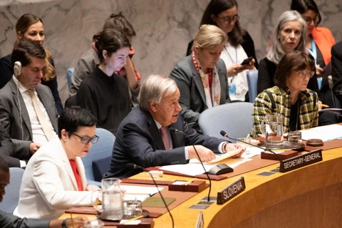 Tổng thư ký Liên hợp quốc Antonio Guterres (giữa) phát biểu trong phiên họp khẩn Hội đồng Bảo an Liên hợp quốc về tình hình Trung Đông, tại New York (Mỹ) ngày 2/10/2024. (Ảnh: THX/TTXVN)