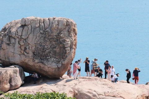 Hòn Chồng, hòn Vợ ở Nha Trang thu hút du khách trong và ngoài nước đến tham quan. (Ảnh: Hoàng Hiếu/TTXVN)