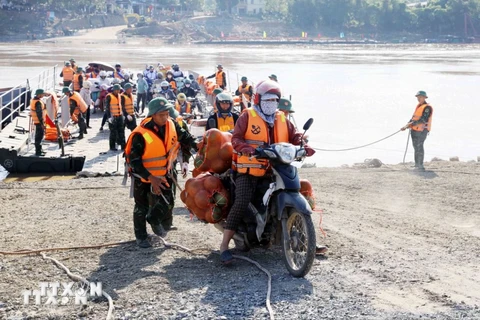 Vận hành phà chuyên dụng của quân đội tạm thời thay thế cầu phao Phong Châu