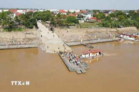 Phà dã chiến tạm thay thế cầu phao Phong Châu hoạt động từ 14h chiều 4/10. (Ảnh: Tạ Toàn/TTXVN)