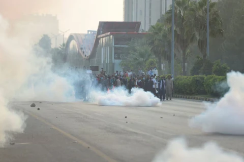 Người biểu tình trong làn khói hơi cay của cảnh sát tại Islamabad (Pakistan), ngày 4/10/2024. (Nguồn: Reuters)