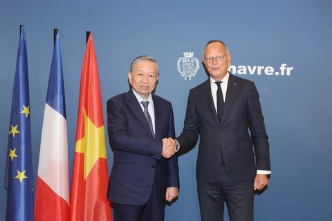 Cựu Thủ tướng Pháp Edouard Philippe, Thị trưởng Thành phố Le Havre đón Tổng Bí thư, Chủ tịch nước Tô Lâm. (Ảnh: Trí Dũng/TTXVN)