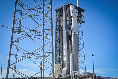 Tên lửa đẩy Atlas V mang theo tàu vũ trụ Starliner được đặt vào bệ phóng ở Trung tâm Vũ trụ Kennedy, bang Florida (Mỹ) ngày 5/5/2024. (Ảnh: AFP/TTXVN)