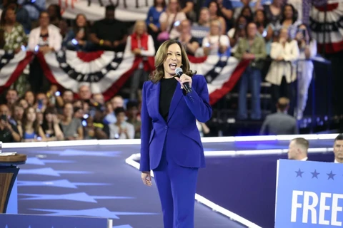 Phó Tổng thống Mỹ Kamala Harris phát biểu tại chiến dịch vận động tranh cử ở Milwaukee, Wisconsin. (Ảnh: Kyodo/TTXVN)