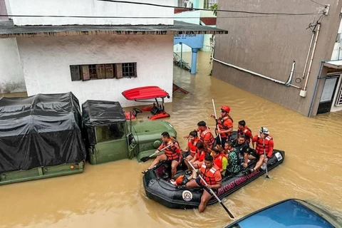 Lực lượng cứu hộ sơ tán người dân khỏi vùng ngập lụt do bão Trami tại tỉnh Camarines Sur (Philippines) ngày 24/10/2024. (Ảnh: THX/TTXVN)