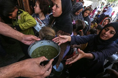 Phân phát thực phẩm cứu trợ cho người dân tại Deir al-Balah, Dải Gaza, ngày 25/10/2024. (Ảnh: THX/TTXVN)