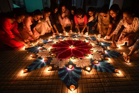 Năm ngoái, lễ hội Diwali - lễ hội ánh sáng của người Hindu tại Ấn Độ đã lập kỷ lục thế giới Guinness về số lượng đèn dầu bằng đất được thắp sáng. (Ảnh: AFP/TTXVN)