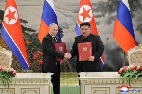 Ngày 19/6/2024, Tổng thống Nga Vladimir Putin (trái) và nhà lãnh đạo Triều Tiên Kim Jong Un ký hiệp ước về quan hệ đối tác chiến lược toàn diện giữa hai nước. (Ảnh: Yonhap/TTXVN)