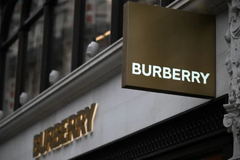 Thương hiệu thời trang Burberry tại cửa hàng ở London (Anh). (Ảnh: AFP/TTXVN)