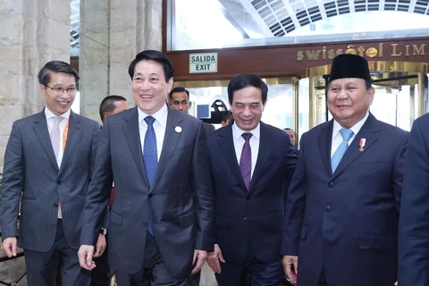 Tổng thống Indonesia Prabowo Subianto đón Chủ tịch nước Lương Cường. (Ảnh: Lâm Khánh/TTXVN)