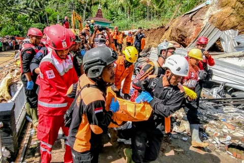 Lực lượng cứu hộ chuyển nạn nhân tại hiện trường vụ lở đất ở làng Bruno, huyện Purworejo, tỉnh Trung Java (Indonesia), ngày 20/11/2024. (Ảnh: THX/TTXVN)