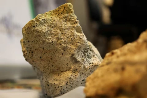 Một mảnh đá uranium. (Nguồn: Reuters)