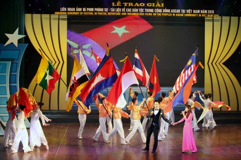 Tiết mục văn nghệ mở màn cho lễ trao giải với 10 lá quốc kì của 10 Quốc gia trong cộng đồng ASEAN. (Ảnh: Doãn Đức/Vietnam+)