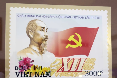 Mẫu tem “Chào mừng Đại hội Đảng Cộng sản Việt Nam lần thứ XII”. (Ảnh: Doãn Đức/Vietnam+)