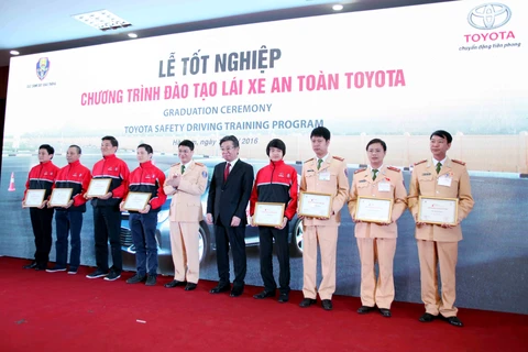 Phó Cục trưởng C67 Đỗ Thanh Bình và ông Yoshihisa Maruta - Công ty ôtô Toyota Việt Nam (TMV) trao bằng tốt nghiệp cho 8 giảng viên nòng cốt của Cục Cảnh sát giao thông và TMV. (Ảnh: Doãn Đức/Vietnam+)