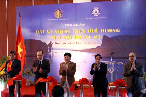Ông Vương Duy Biên (Thứ trưởng Bộ Văn hóa, Thể thao và Du lịch), ông Vi Kiến Thành (Cục trưởng cục Mỹ thuật nhiếp ảnh và triển lãm) cùng các đại biểu cắt băng khai mạc triển lãm. (Ảnh: Doãn Đức/Vietnam+)