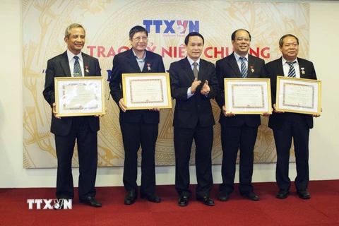 Tổng Giám đốc TTXVN Nguyễn Đức Lợi trao Kỷ niệm chương Vì sự nghiệp Thông tấn cho các đồng chí lãnh đạo Tổng Liên đoàn Lao động Việt Nam. (Ảnh: Doãn Đức/Vietnam+)