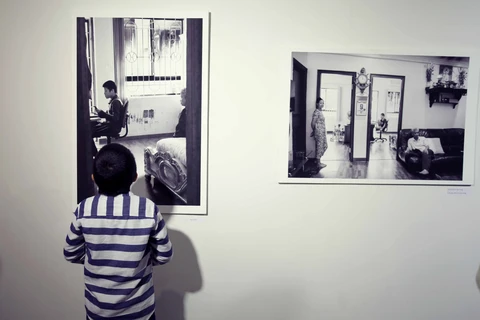 Các bức ảnh trong triển lãm được trưng bày thành các khu vực theo từng quốc gia, trong đó nổi lên các chủ đề chính là Trường học, Gia đình và Tương lai của người tự kỷ. (Ảnh: Doãn Đức/Vietnam+)