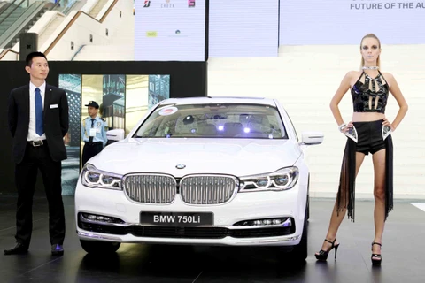 BMW 750Li sang trọng lịch lãm cũng có mặt tại triển lãm. (Ảnh: Doãn Đức/Vietnam+)
